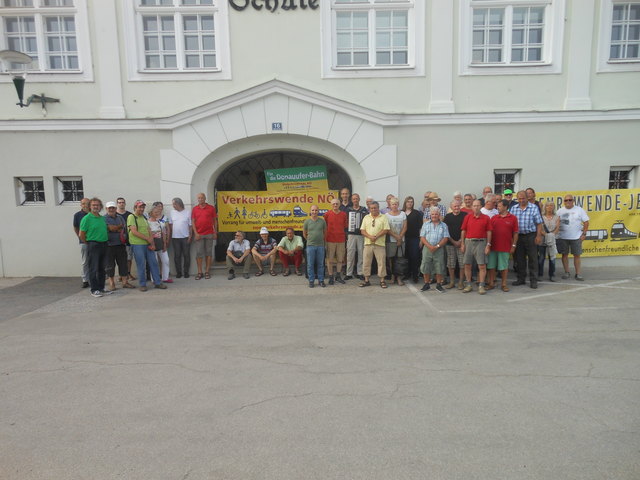 Die Verkehrswende Niederösterreich organisierte in Marbach einen Protestkundgebung mit rund 70 Personen gegen den Abbau der Donauuferbahn. | Foto: Verkehrswende Niederösterreich