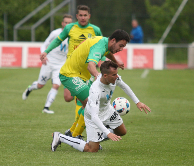 Simon Zangerl (weißes Trikot) wechselt von der WSG Wattens zum SV WinWin Landeck. | Foto: Peter Leitner