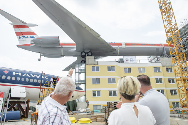 Die Betonwände, die unterhalb der Heckräder eingezogen wurden, sind – zumindest im hinteren Bereich – die einzige Stütze für den tonnenschweren Vogel. Über verschiedene Druckpunkte wird die Last bis ins Innere des Gebäudes abgeleitet. | Foto: Foto Jörgler