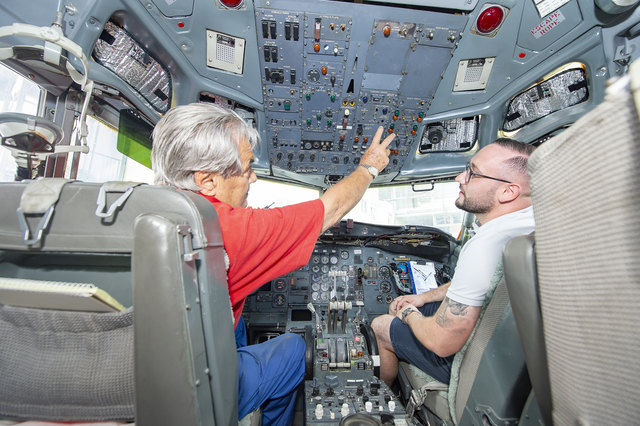 In seinem Element ist Gerald Thalmeyer (im Bild links mit Hotelmanager Ricardo Nickel), ein ehemaliger Berufspilot, für den die Renovierung der beiden ausgedienten Flieger nicht nur Arbeit sondern eine wahre Herzensangelegenheit geworden ist. | Foto: Foto Jörgler