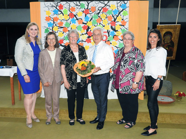 25 Jahre „Komm, tanz mit“: Bundesrätin und GfGR Marlene Zeidler-Beck, GR Hannelore Hubatsch, Tanzleiterin Gertraud Krinzinger, Bürgermeister Johann Zeiner, GfGR Anneliese Mlynek und GR Lydia Bayer (v.l.)
