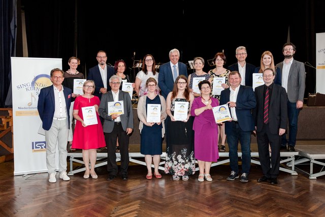 NMS Seitensteten-Biberbach - "Singende, klingende Schule", zum nunmehr dritten Mal! Links vorne: Musikkoordinator Erhard Mann, OSR Herta Leitner und SR Josef Penzendorfer | Foto: Gerald & Sonja Lechner