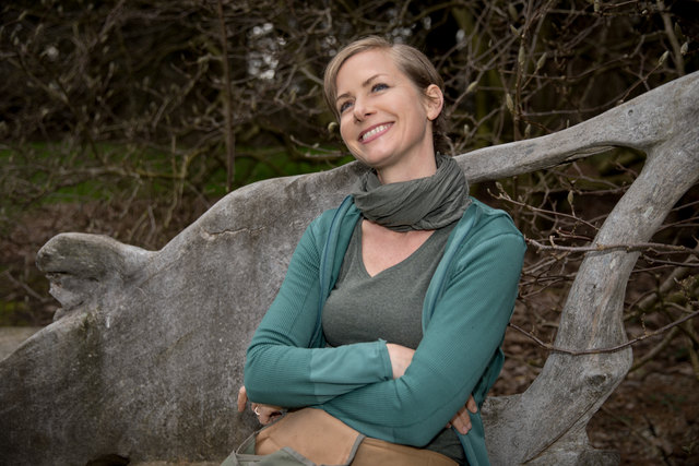 Angelika Ertl-Marko schwärmt für Rosen. Als "Natur im Garten"-Expertin gibt sie die besten Tipps für Schädlingsschutz und Pflege. | Foto: Martin Wiesner