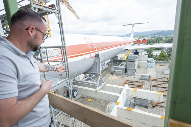 "Der Punkt, an dem das Flugzeug gestützt wird, muss genau berechnet werden", erklärt Ricardo Nickel. Durch mehrere Stützen und verschiedene Betonträger wird die Last verstreut abgeleitet. | Foto: Foto Jörgler