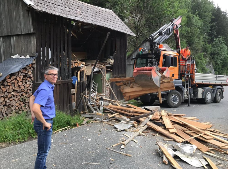 Der Felsbrocken durchschlug eine Hütte neben der Langbathseestraße.