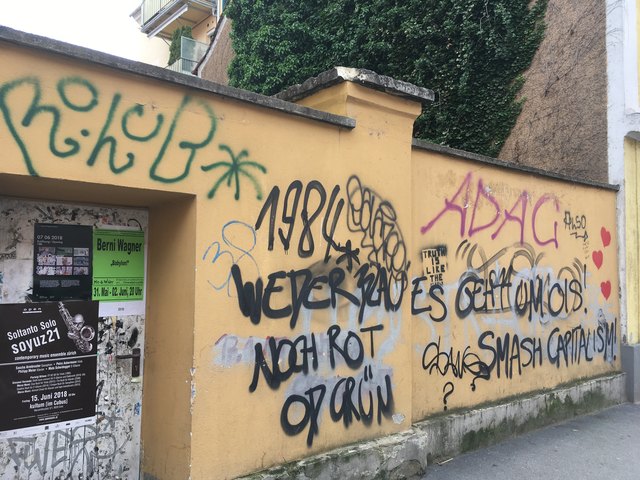 Kein schöner Anblick: Graffitis sind illegal und Schmierereien ruinieren Häuserfassaden und Denkmäler. Die Entfernung ist kostspielig. | Foto: KK