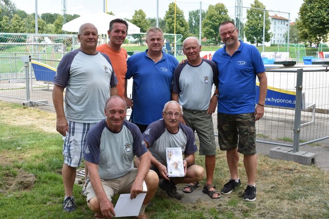 Stehend von links nach rechts; Albert Pfundner SSV Hohenau, STR Wolfgang Mayrhofer, Obmann Johannes Scheuer, Karl Hochmeister SSV Hohenau, Präsident Christian Kern, Hockend von links nach rechts: Rudolf Peska SSV Hohenau und Johann Schubtschik