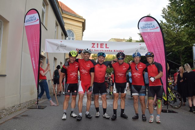 Zielankunft Altes AKH Wien. Von Links: Reinhard Partl, Patrick Spanraft, Mario Einödmaier, Martin Biles, Johann Gruber, Daniel Kornfehl | Foto: Verein Herz bewegt