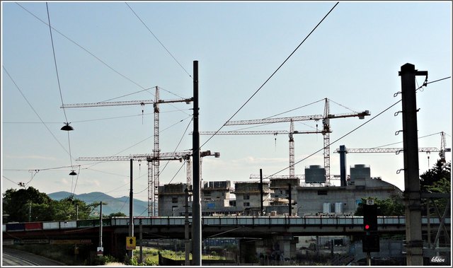 Baufortschritt neues Produktionsgebäude

Die neu errichtete Energiezentrale wird noch heuer in Betrieb gehen. Die Produktionsanlage befindet sich derzeit im Hochbau, die Dachgleiche wird voraussichtlich im Herbst 2018 stattfinden.
Erneuerung Belghofersteg