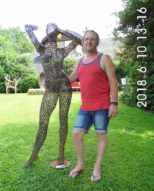 Künstler Gerhard Kulmer mit seiner Kreation
