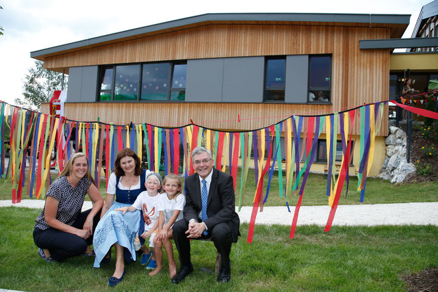 Kindergarteneröffnung Nußdorf am Haunsberg,
im Bild v. li: Andrea Klambauer design. LR, Rosemarie Huber KG Leiterin mit Felix und Marlies,  Landesrat Josef Schwaiger | Foto: Neumayr