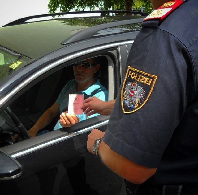 Falsche Polizisten haben in Nassereith zwei Geschäftsleute ausgeraubt.