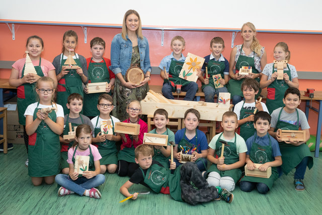 Schüler der 2.a-Klasse der Volkschule Leoben-Seegraben mit ihrer Klassenlehrerin Katrin Kaiser.