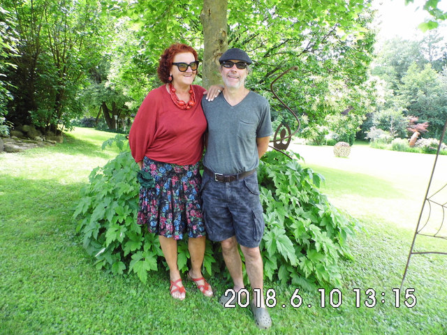Der Aussteller, Gartenbesitzer und Leiter von KULTURMARKT Hartmannsdorf, Werner Sonnleitner mit Gattin