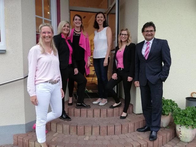 Das Team der Raiffeienbank Reichenau-Gnesau mit Vorstandsdirektor Robert Weißmann (re.) und den Vortragenden | Foto: KK