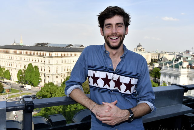 Über den Dächern Wiens: Alvaro Soler präsentierte seinen Superhit "La Cintura" im 25hours Hotel. | Foto: Markus Spitzauer