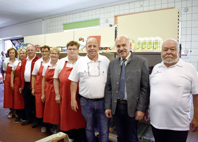 Rot-Kreuz-Sozialmarkt-Mitarbeiter mit Bgm. Friedrich Schwarzenhofer.