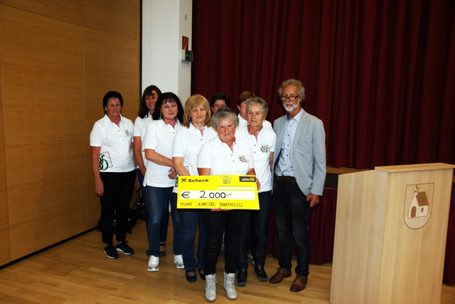 Die Kappler Bäuerinnen überreichten einen Spendenscheck in der Höhe von 2.000 Euro.