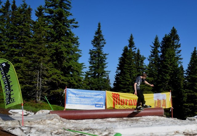 Der letzte Schnee wurde im Neighborhood Snowpark noch einmal zusammengekratzt. | Foto: KK