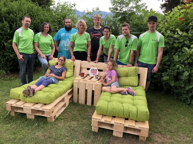Gemütlicher neuer Lieblingsplatz: Christian Horst, Manuela Presinell, Betreuer Daniel Leutgeb, Brigitte Kanzian, Wyatt, Barbara Koncz, Michael Krainer, Patrick Liebhardt und im Vordergrund Marlene und Theresa (v.li.) | Foto: KK