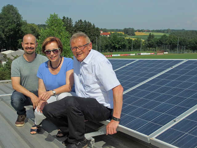 Reinhold Richtsfeld (Clean Capital), Maria Achathaler (Vizebürgermeisterin Adlwang), Karl Mayr (Bürgermeister Adlwang; v. l.). | Foto: Gemeinde Adlwang