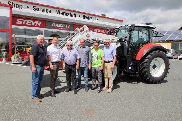 Abteilungsleiter Johann Kandlhofer übergab den Traktor an die Vertreter der Marktgemeinde Grafendorf rund um Bgm. Johann Handler.