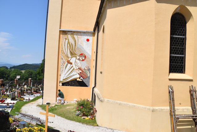 Kunstwerke aus kleinen Steinen für die Pfarrkirche St. Peter am