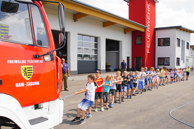 Die Volksschulkinder bei dem Versuch, das Feuerwehrauto zu ziehen.