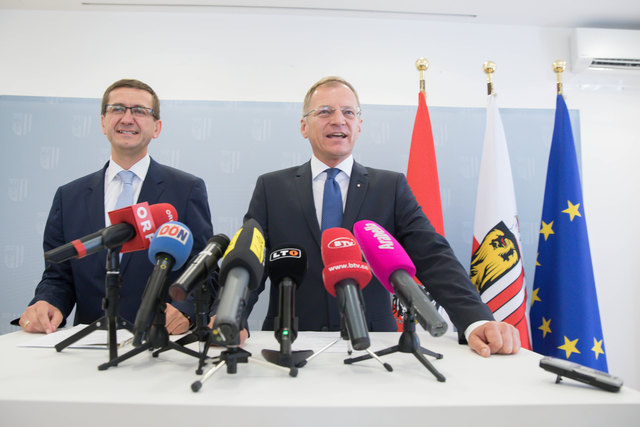 Der designierte Wirtschaftslandesrat Markus Achleitner und Landeshauptmann Thomas Stelzer (re.). | Foto: OÖVP/Wakolbinger