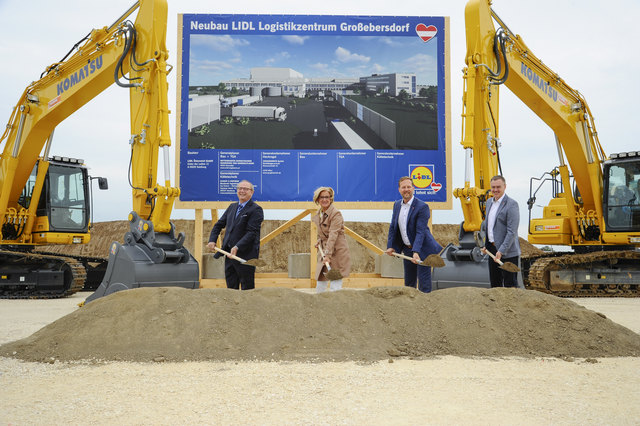 Spatenstich für neues LIDL Logistikzentrum Großebersdorf (v.l.n.r.): Herbert Gschwindl (Wirtschaftsbund Niederösterreich), Johanna Mikl-Leitner (Landeshauptfrau Niederösterreich), Christian Schug (Vorsitzender der Geschäftsleitung bei Lidl Österreich), Matthias Raßbach (Geschäftsleiter Zentralbereiche Lidl Österreich) | Foto: Lidl Österreich