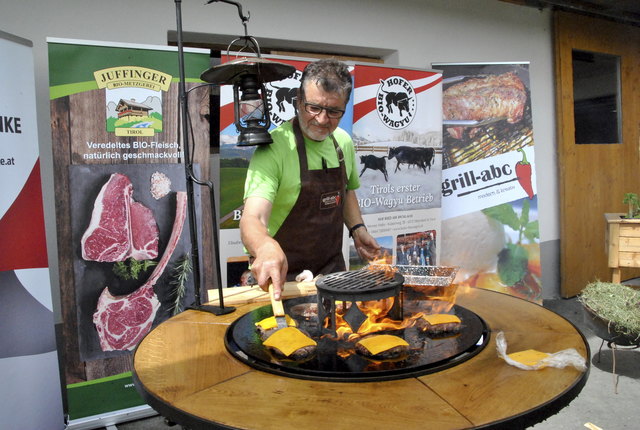 Grillweltmeister Franz Gößing bereitete Speisen aus Wagyu-Rind auf dem Grill zu. | Foto: Brigitte Eberharter