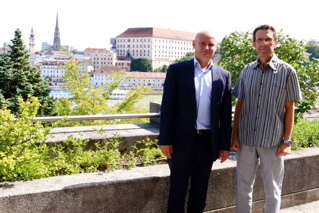 Infrastrukturstadtrat Markus Hein mit Erich Gusenbauer, Sprecher der Initiative „Zukunft Klostergarten“.