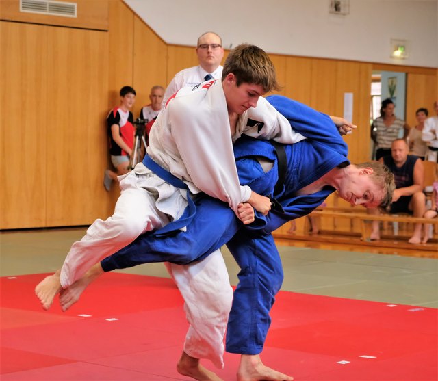 Florian Schlader im blauen Judogi | Foto: B. Hinterreiter