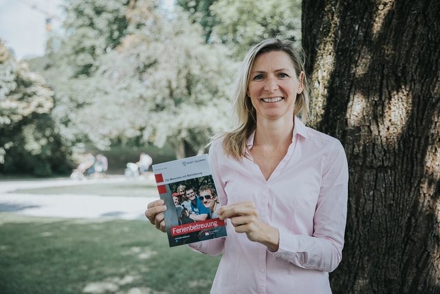 Die Behindertenbeauftragte der Stadt Salzburg, Sabine Neusüß, mit dem neuen Folder mit Spezial-Betreuungsangeboten.