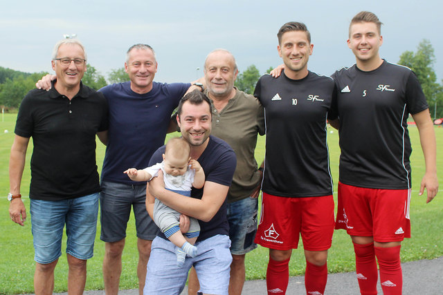 Drei Generationen: Franz, Edi, Karl, Patrick, Dominik (hinten v.l.) und Wolfgang Haring (vorne) mit Nachwuchs. | Foto: Franz Krainer