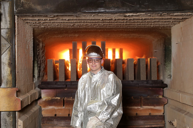 Der für PR zuständige Christian Paulmichl vor dem 2.800 Grad heißen Tunnelofen | Foto: Foto: RHI MAGNESITA