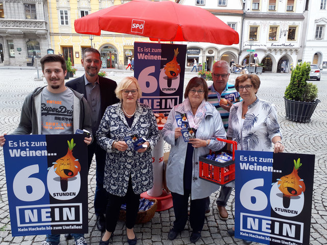 Von links: SJ-Vorsitzender Christoph Weichsler, Christian Baumgarten, 3. Landtagspräsidentin Gerda Weichsler-Hauer, Gemeinderätin Anneliese Zimmermann, Gemeinderat a.D. Ernst Kronberger und Vizebürgermeisterin Ingrid Weixlberger waren am 13. Juni Vormittag für „Kein Hackeln bis zum Umfallen“ auf dem Stadtplatz Steyr unterwegs. | Foto: SPÖ