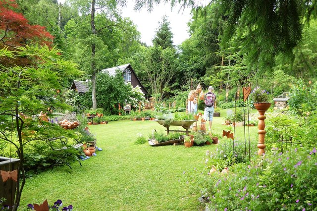 Der Garten von Maria Wabnegg-Eberl ist einfach zu schön gestaltet, um ihn nur alleine zu genießen. | Foto: Richard Pflanzl