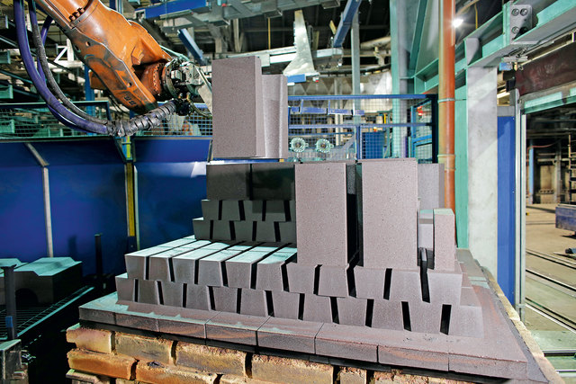 Knickarmroboter setzen die getrockneten Steine
auf die Brennwägen | Foto: RHI MAGNESITA