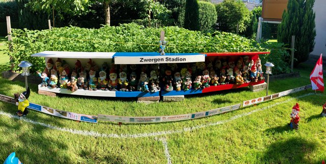 Vollbesetzte Tribünen im Zwergenstadion - Hooligans finden hier kein Betätigungsfeld und landen im Gemüsebeet!