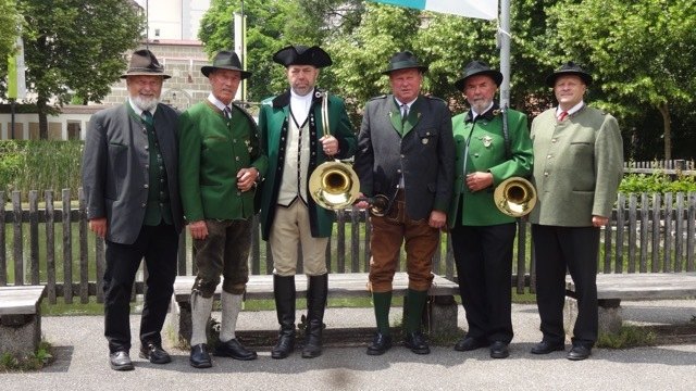 Von links: Bezirksjägermeister Gerhard Pömer, Johann Brunner, Willi Leitner, Johann Puchner, Karl Kuttner und Jagdhornbläserbezirksobmann Friedrich Atteneder.