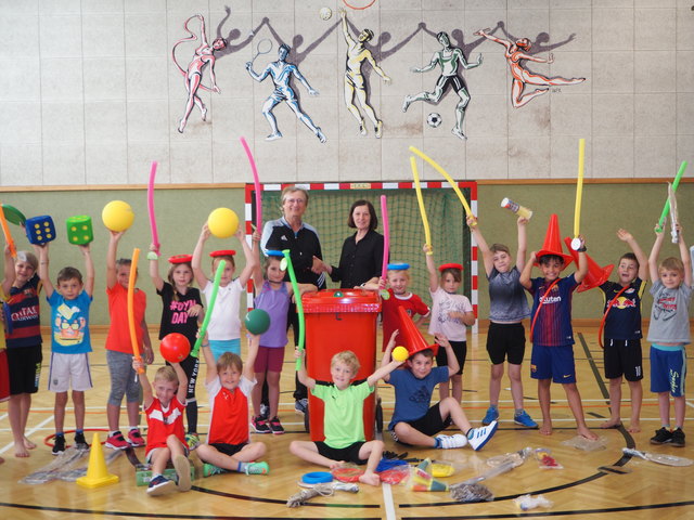 Die Freude der Volksschulkinder war bei der Übergabe der Sportutensilien sichtlich groß.
