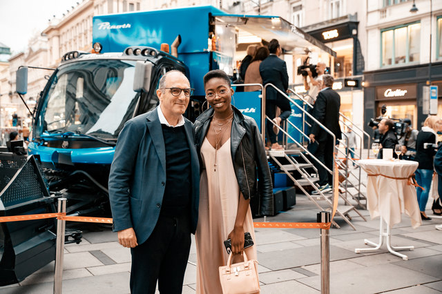 PRINOTH-Präsident Werner Amort mit Germany’s Next Topmodel Toni Dreher-Adenuga vor dem PRINOTH-Foodtruck am Wiener Graben