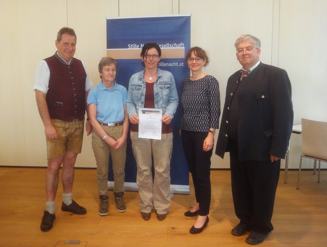 Zertifikat-Überreichung im Saal des Pflegerschlössl in Wagrain an Edith Taxer: v.l. Bürgermeister Eugen Grader, Anna Holzner, Edith Taxer, Landesrätin Martina Berthold und Kursleiter Gerald Riedler (Stille Nacht Gesellschaft, Maria Walchhofer)