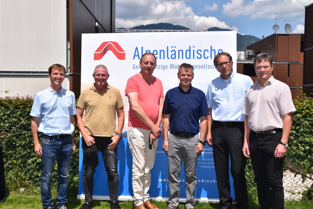 Harald Stöckl (Alpenländische), Franz Schoderböck  (Statik Wibmer & Aigner), Pfarrer Piotr Stachiewicz, Michael Dessl (Vizebürgermeister Kundl), Markus Lechleitner (Geschäftsführer Alpenländische) und Anton Hoflacher (Bürgermeister Kundl) (v.l.) bei der Eröffnung der Wohnanlage im Oberfeld 8 und 10 in Kundl.