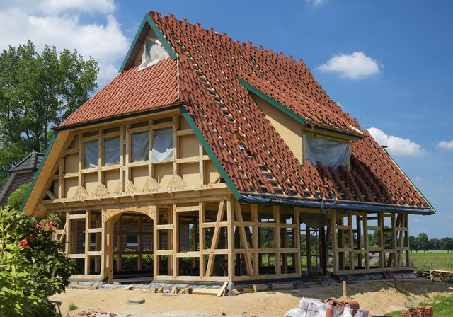 Trotz moderner Entwicklung setzen viele Experten beim Hausbau noch immer auf Holz. | Foto: MEV