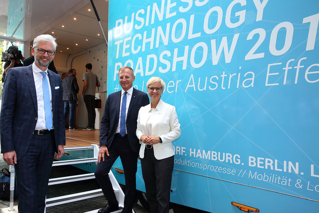 Landeshauptmann Thomas Stelzer (mitte), Landeshautpmann-Stellvertreter Michael Strugl und Wirtschaftskammer OÖ-Präsidentin Doris Hummer vor dem Roadshow-Truck der den „Upper Austrian Effect“ demonstrierte.