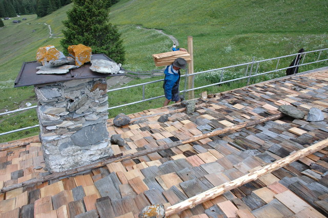 Die Schindeln der Obernberger Alm wurden vergangene Woche erneuert.