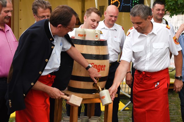 Bürgermeister Matthias Stadler beim Bieranstich