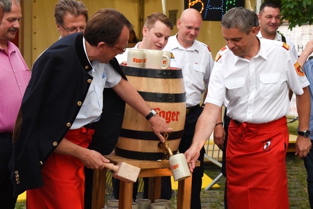 Bürgermeister Matthias Stadler beim Bieranstich | Foto: Christoph Eque, FF-St.Georgen